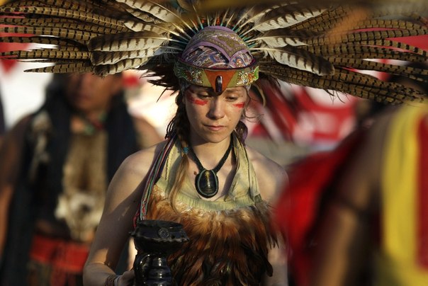 Женщина в этническом костюме принимает участие в церемонии возле музея истории Мексики в Монтеррее.