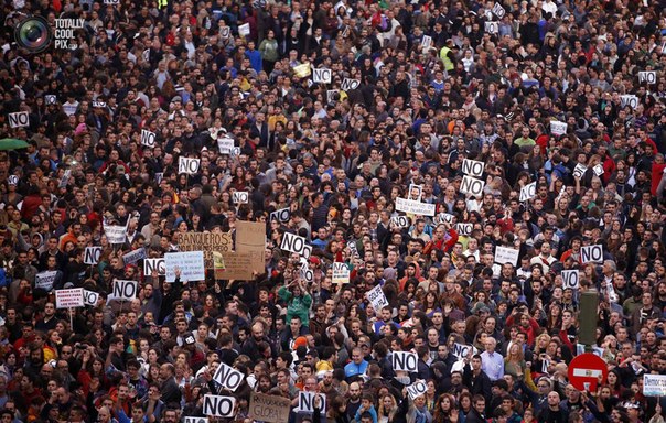 Демонстранты скандируют лозунги на площади Нептуна в Мадриде, Испания, во время демонстрации против мер жесткой экономии.
