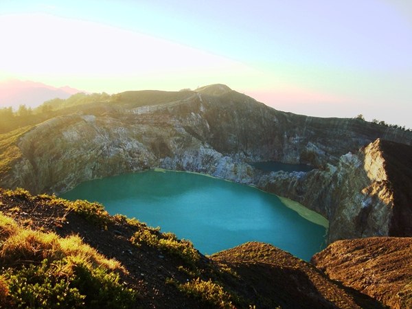 Келимуту (индон. Kelimutu) — вулкан на индонезийском острове Флорес высотой в 1639 м. Из-за трёх кратерных озёр, из которых каждое окрашено в свой цвет, Келимуту является популярной туристической достопримечательностью. Последнее известное извержение имело место в 1968 году.