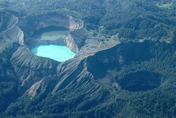 Келимуту (индон. Kelimutu) — вулкан на индонезийском острове Флорес высотой в 1639 м. Из-за трёх кратерных озёр, из которых каждое окрашено в свой цвет, Келимуту является популярной туристической достопримечательностью. Последнее известное извержение имело место в 1968 году.