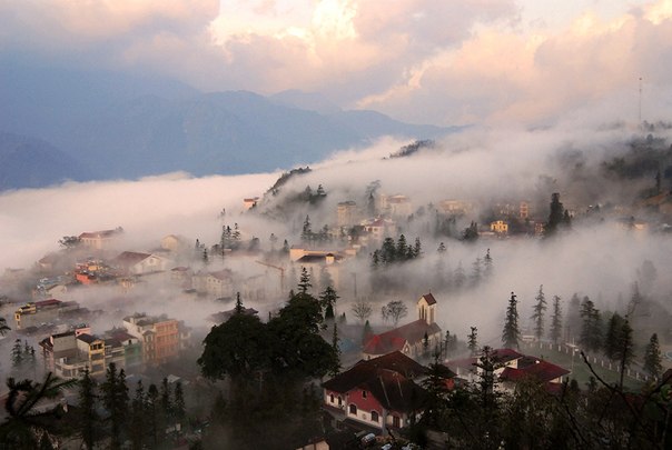 Город Сапа в тумане, провинция Лаокай, Вьетнам.