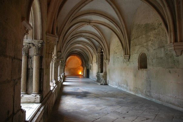 Монастырь Санта-Мария де Алкобаса, Португалия.