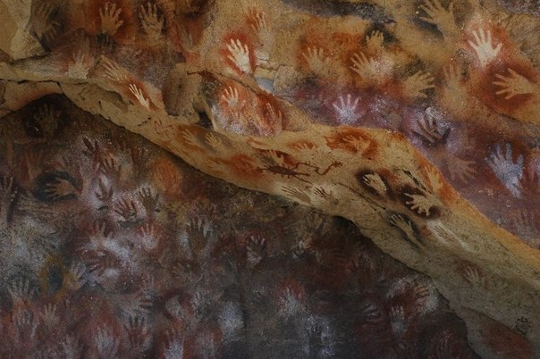 Куэва-де-лас-Манос - пещера на юге Аргентины (провинция Санта-Крус), в долине реки Пинтурас (Pinturas). Пещера известна изображениями человеческих рук, самые старые из которых датируются девятым тысячелетием до н. э.
