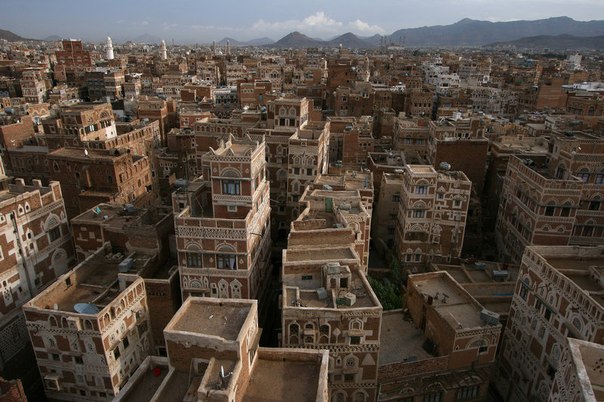 Санаа, Йемен. Санаа находится в глубине Йемена на горном плато на высоте 2200 м, город окружён горами.