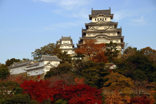 Замок Химэдзи — один из древнейших сохранившихся замков Японии. Всего в замковый комплекс входит 83 здания, практически все они построены из дерева.