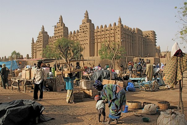 Дженненская соборная мечеть — самое большое глинисто-наносное здание в мире; г. Дженне, Мали, Африка.