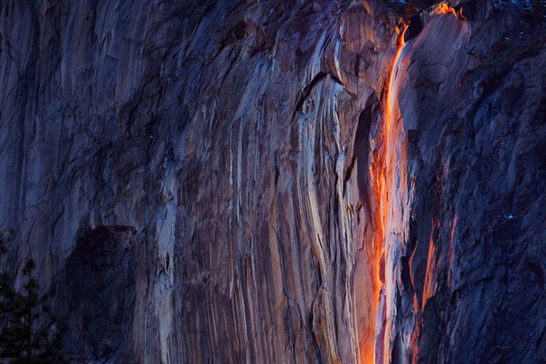 Водопады Хорсетейл перед закатом в национальном парке Йосемити в Калифорнии.