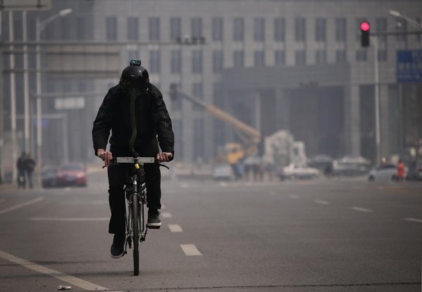 Живущий в Пекине художник Мэтт Хоуп (Matt Hope) решил по-своему бороться со смогом — он создал велосипед, который позволяет его «наезднику» дышать чистым воздухом. На велосипед установлена бытовая система очистки воздуха, которая запитана от генератора, работающего от вращения педалей. Очищенный воздух подается в авиационный шлем через специальный шланг. В итоге Хоуп с полным правом может говорить «пока я еду — я дышу». Загрязнение воздуха в столице Китая в последнее время стало настоящей проблемой, от которой страдают как горожане, так и гости Пекина.