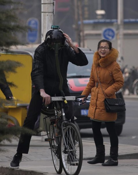 Живущий в Пекине художник Мэтт Хоуп (Matt Hope) решил по-своему бороться со смогом — он создал велосипед, который позволяет его «наезднику» дышать чистым воздухом. На велосипед установлена бытовая система очистки воздуха, которая запитана от генератора, работающего от вращения педалей. Очищенный воздух подается в авиационный шлем через специальный шланг. В итоге Хоуп с полным правом может говорить «пока я еду — я дышу». Загрязнение воздуха в столице Китая в последнее время стало настоящей проблемой, от которой страдают как горожане, так и гости Пекина.