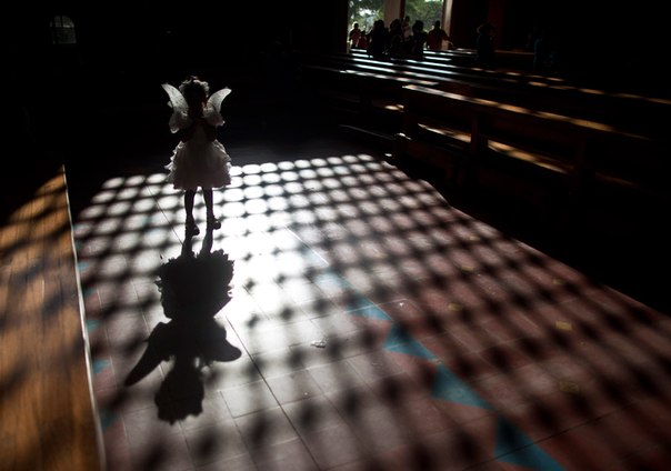 Девочка в костюме ангела принимает участие в празднестве в Кафедральном соборе в Манагуа, Никарагуа, 30 марта 2012 года.