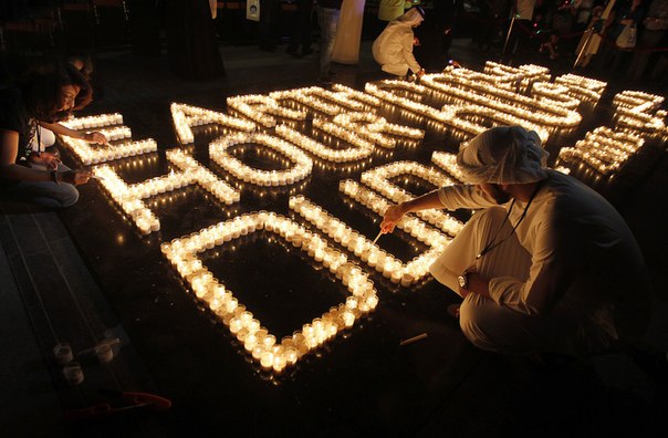 Люди зажигают свечи во время проведения «Часа Земли» в Дубае, ОАЭ.