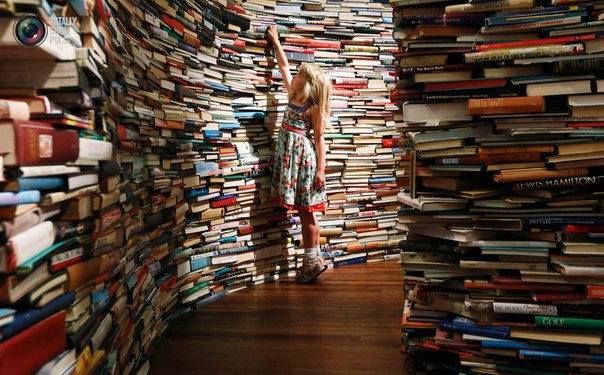 Семилетняя Леона стоит в лабиринте из 250 тысяч книг в концертном зале «Royal Festival Hall» в центре Лондона.
