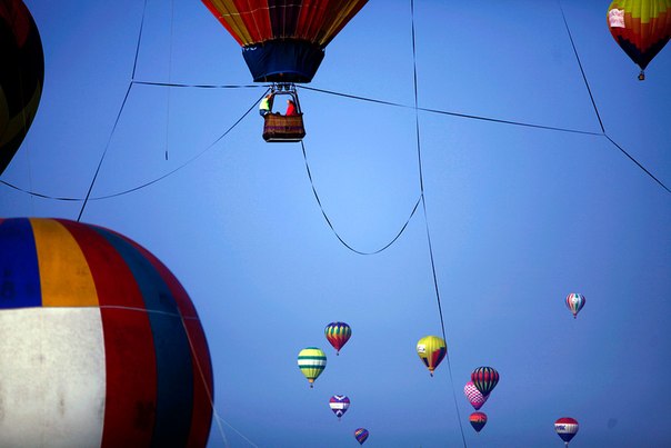 Воздушные шары летят в небе во время 30-го ежегодного фестиваля воздухоплавания в Нью-Джерси «New Jersey Festival of Ballooning».