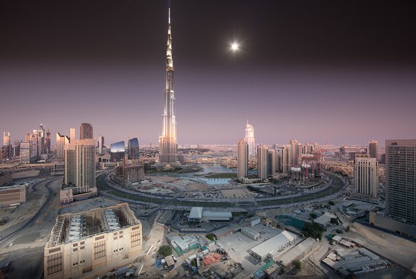 Бурдж-Халифа — небоскрёб, напоминающий по форме сталагмит. Торжественная церемония открытия состоялась 4 января 2010 года в крупнейшем городе Объединённых Арабских Эмиратов — Дубае.