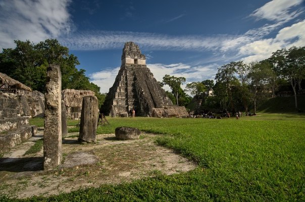 Тикаль, провинция Эль-Петен, Гватемала. Тикаль явился одним из наиболее значимых мест, где отмечали "Конец света" 21 декабря 2012 года.