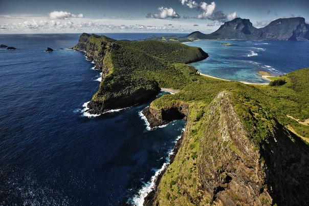 Вулканический остров Лорд-Хау, имеющий форму бумеранга, Австралия.