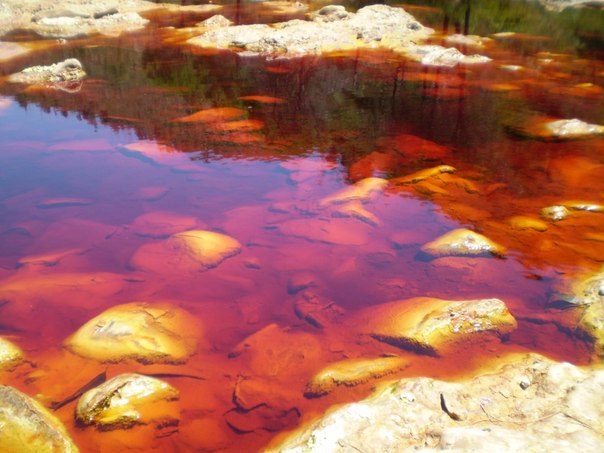 Река Рио-Тинто имеет буро-красный окрас воды. Горы Андалусии являются источником для реки, но далее воды Рио Тинто вбирают в себя ядовитые химические соединения.