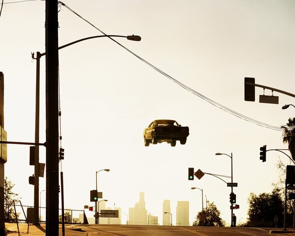 Кинематографические пейзажи бруклинского фотографа Мэтью Портера (Matthew Porter) похожи на преувеличенные версии сцен преследования. В его серии летающих автомобилей мы видим старые авто 60-х и автомобили с высокой мощностью 70-х, летящие слишком высоко над городскими улицами.