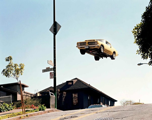 Кинематографические пейзажи бруклинского фотографа Мэтью Портера (Matthew Porter) похожи на преувеличенные версии сцен преследования. В его серии летающих автомобилей мы видим старые авто 60-х и автомобили с высокой мощностью 70-х, летящие слишком высоко над городскими улицами.