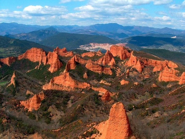 Лас-Медулас — древний римский золотой рудник, расположенный в северо-западной части Испании, недалеко от города Понферрада (район Эль-Бьерсо).
