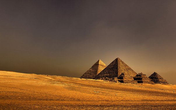 Египетские пирамиды — величайшие архитектурные памятники Древнего Египта, среди которых одно из «семи чудес света» — пирамида Хеопса и почётный кандидат «новых семи чудес света» — Пирамиды Гизы.