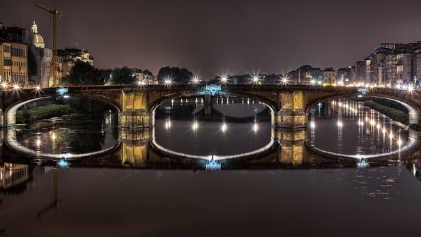 Санта-Тринита — мост через реку Арно во Флоренции, Италия.