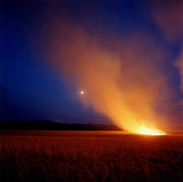 Ларри Шварм (Larry Schwarm) очень любит фотографировать лесные пожары. Снимает их на протяжении многих лет в родном Канзасе. Имеет два образования по специальностям Дизайн/Скульптура и Дизайн/Фотография Канзасского Университета.