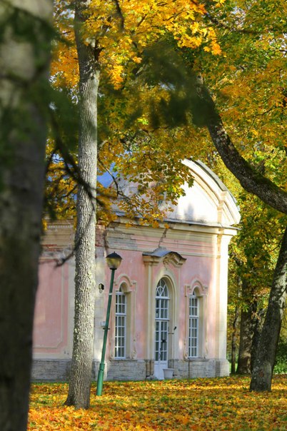 Ораниенбаум — дворцово-парковый ансамбль на южном берегу Финского залива в 40 км к западу от Санкт-Петербурга.