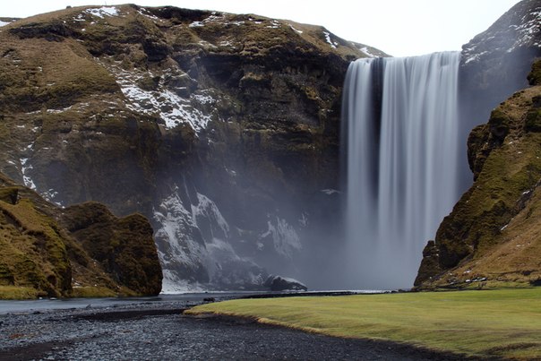 Скоугафосс — водопад на реке Скоугау, на юге Исландии, расположенный в утёсах прежней береговой линии близ поселка Скоугар.
