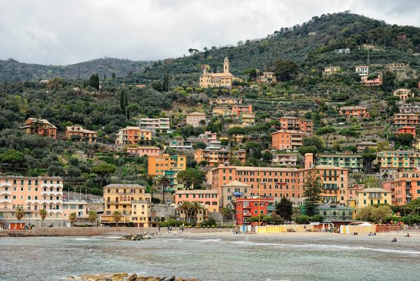 Рапалло — курортный город на побережье Лигурии, у вод одноимённого залива, к юго-востоку от Генуи, Италия.