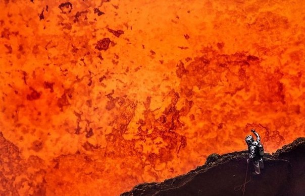 Джеф Макли стал первым человеком, приблизившимся к жерлу вулкана. Надев специальный термокостюм, он спустился в кратер, где температура — около 1150 градусов. Джеф провёл в кратере около 45 минут.