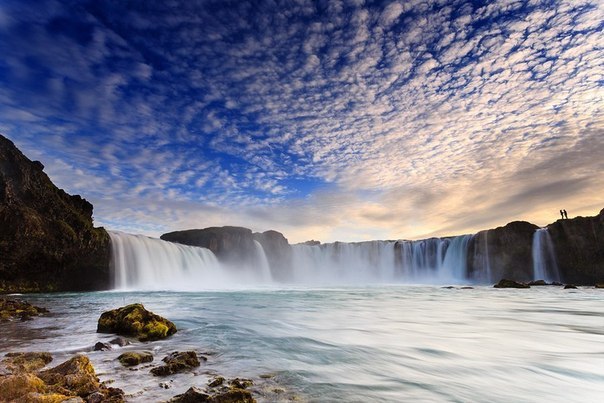 Гудафосс или Годафосс ( исл Goðafoss, «водопад Бога») — один из самых известных водопадов Исландии, находящийся на севере острова недалеко от Акюрейри, на реке Скьяульфандафльоут ( исл Skjálfandafljót)