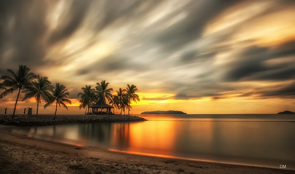 Закат на побережье острова Борнео, Малайзия.