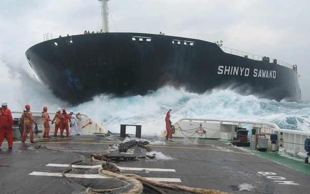 Китайское судно «Шиньо Савако» пытается пришвартоваться к буксиру.