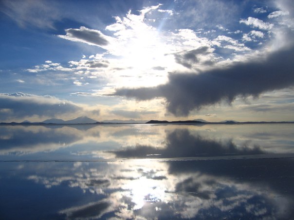 Солончак Уюни – крупнейший в мире солончак площадью 10 582 кв.км. Он был образован в результате трансформации доисторических озер. Находится в юго-западной Боливии.