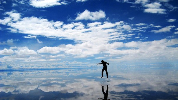 Солончак Уюни – крупнейший в мире солончак площадью 10 582 кв.км. Он был образован в результате трансформации доисторических озер. Находится в юго-западной Боливии.