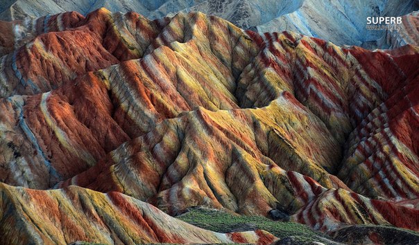 Красочные скалистые образования в геологическом парке в провинции Ганьсу, Китай.