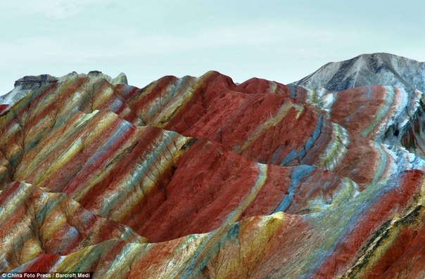 Красочные скалистые образования в геологическом парке в провинции Ганьсу, Китай.