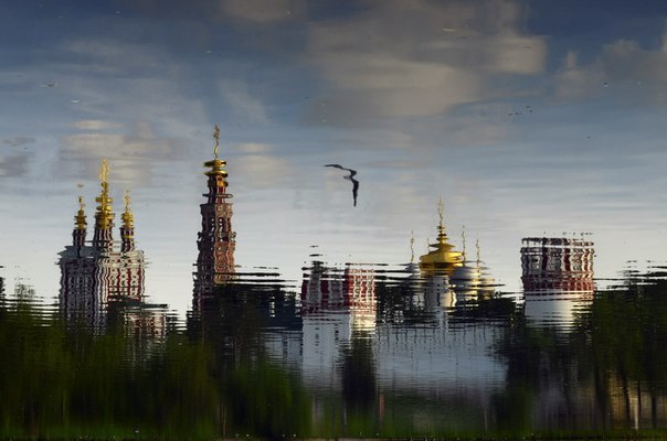 Отражение в воде Новодевичьего монастыря, Москва.