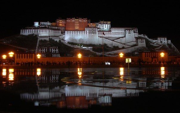 Дворец Потала ночью, Лхаса, Тибет.