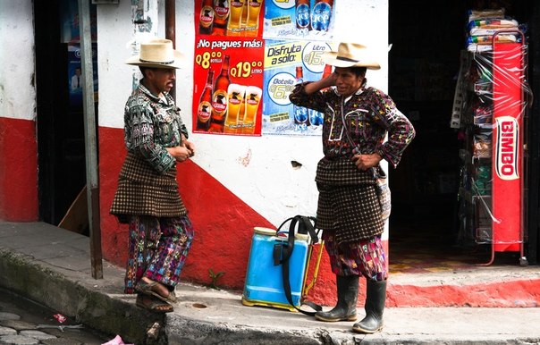 Жители города Солола в традиционных костюмах, Гватемала.