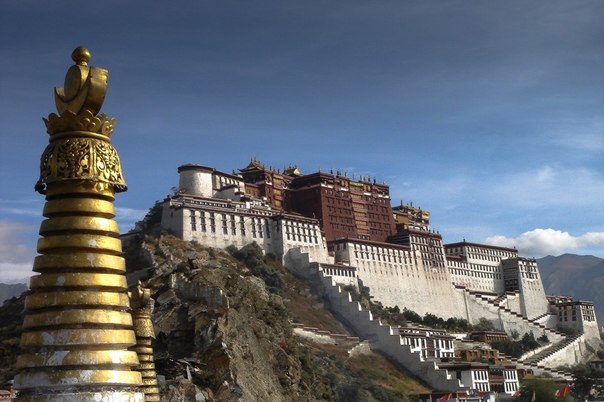 Чортен и дворец Потала, Лхаса, Тибет.
