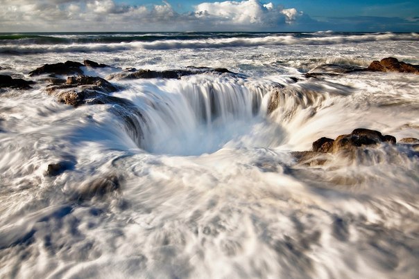 Thor s Well – «врата в подземелье», мыс Перпетуа, Северная Америка. При умеренных приливах и сильных прибоях, стекающая вода создает фантастические пейзажи.
