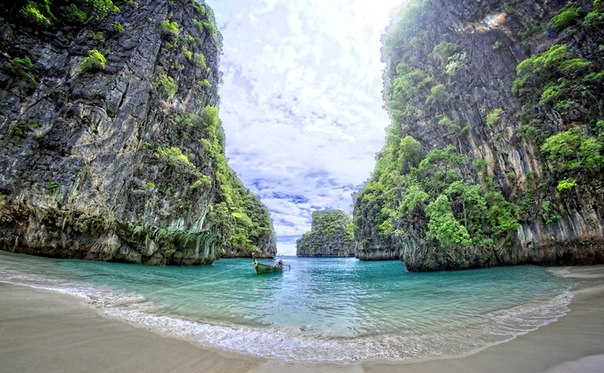 Пхи-Пхи — острова близ побережья Таиланда, между материком и островом Пхукет. Часть провинции Краби.