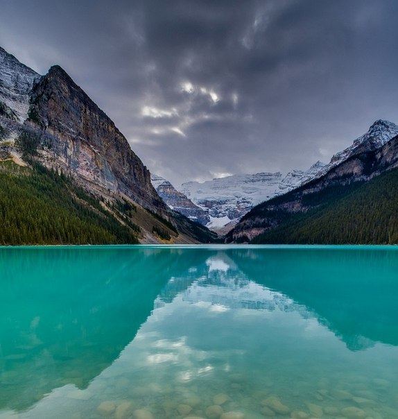 Озеро Луиз — ледниковое озеро в национальном парке Банф в Канаде, на юге канадских Скалистых гор.