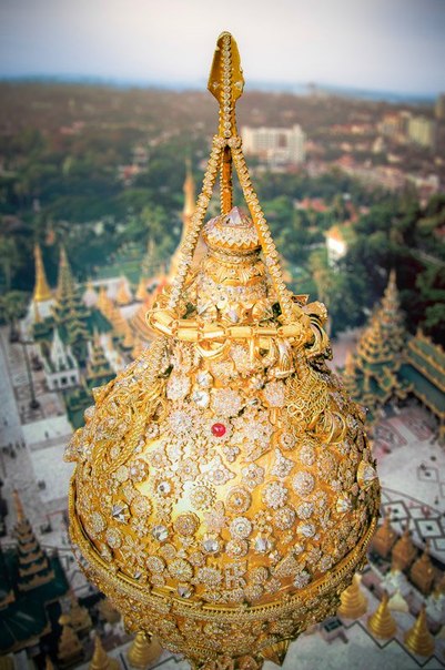 Пагода Шведагон - 98-метровая позолоченная ступа, Янгон, Мьянма. Это самая почитаемая в Мьянме пагода.