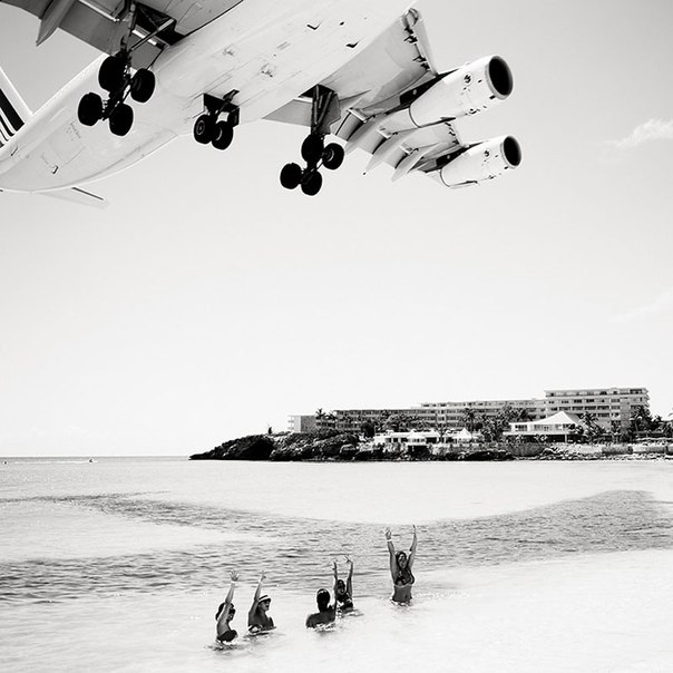 Австрийский фотограф Йозеф Хофленер (Josef Hoflehner) в течение трёх лет снимал пляж на острове Святого Мартина, который знаменит тем, что располагается в непосредственной близости от взлётно-посадочной полосы.