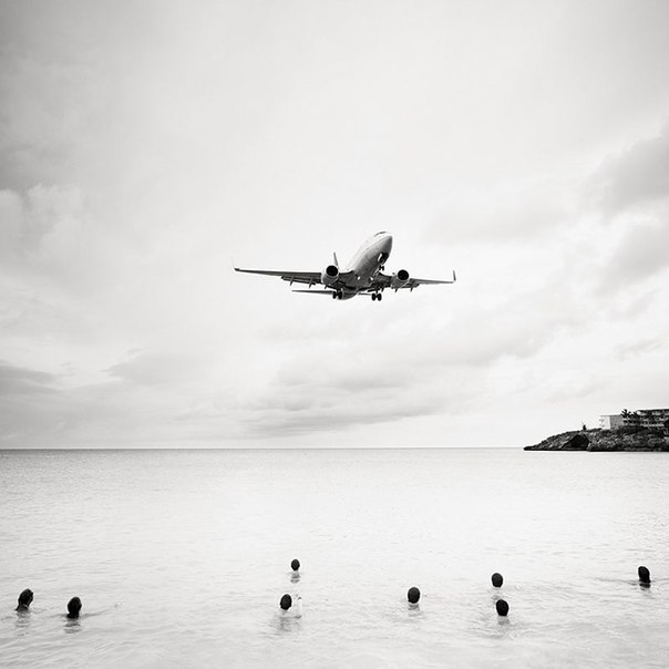 Австрийский фотограф Йозеф Хофленер (Josef Hoflehner) в течение трёх лет снимал пляж на острове Святого Мартина, который знаменит тем, что располагается в непосредственной близости от взлётно-посадочной полосы.