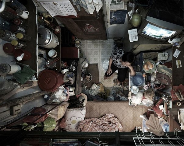Общество организации микрорайонов (SoCO) выпустило набор перевернутых фотографий семей с низким уровнем дохода, одиноких, пожилых и безработных людей, живущих в городских трущобах, чем стремится обратить внимание на жилищную проблему в Гонконге.