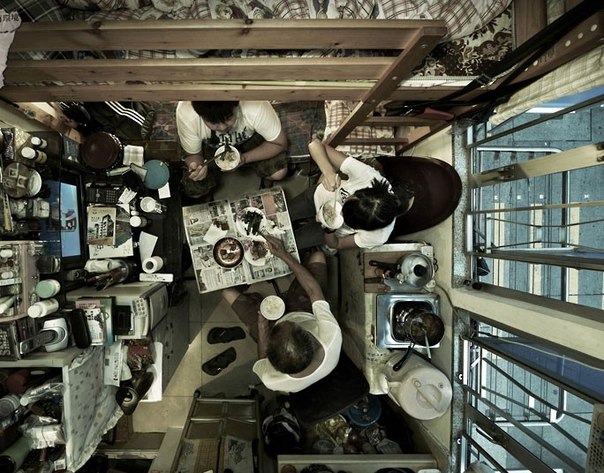 Общество организации микрорайонов (SoCO) выпустило набор перевернутых фотографий семей с низким уровнем дохода, одиноких, пожилых и безработных людей, живущих в городских трущобах, чем стремится обратить внимание на жилищную проблему в Гонконге.